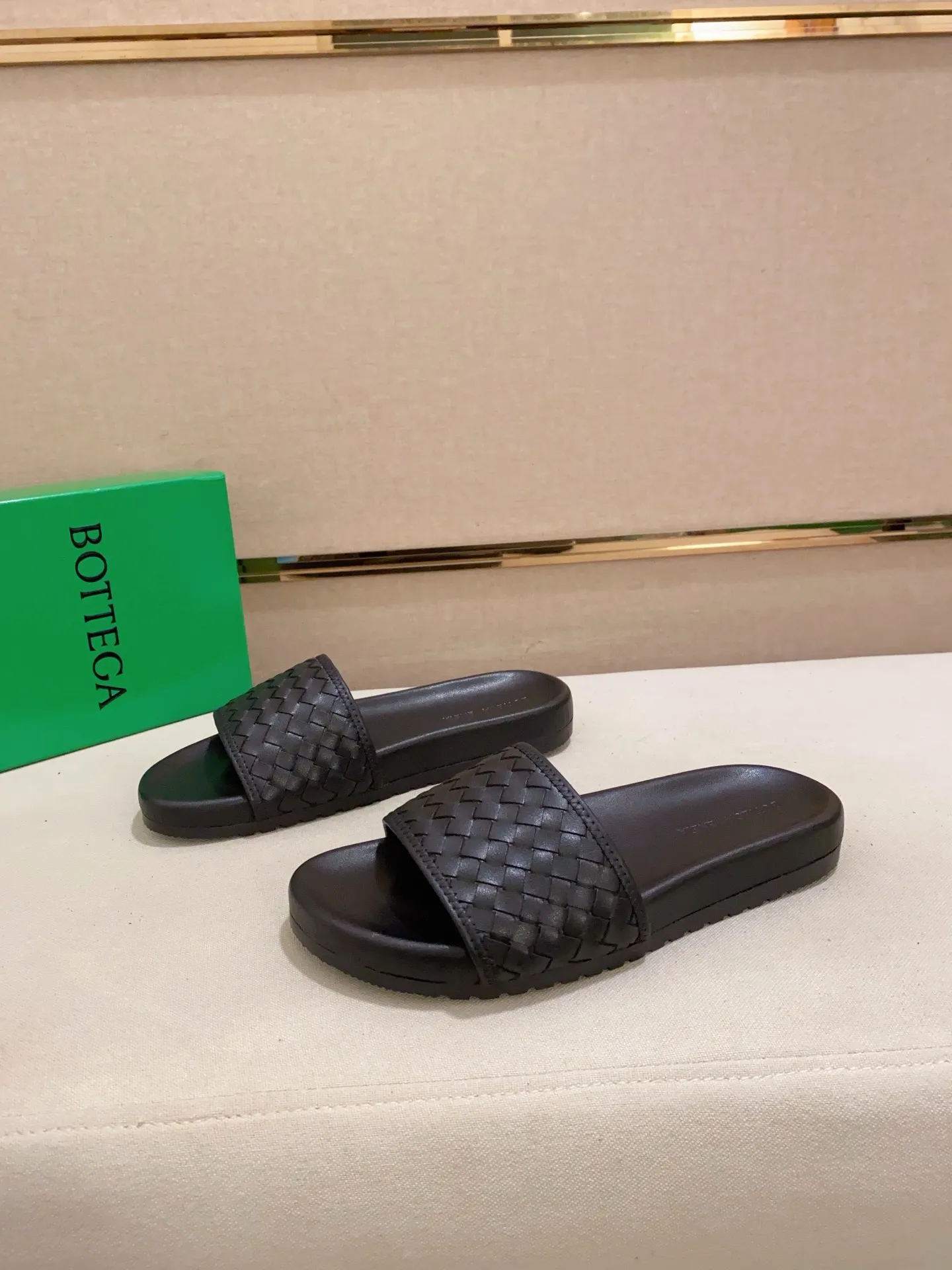 Men's shoes 💰: 320💰[BV~Bottega Veneta] Trendy new slippers are on the market. Same style as the official website. Counter quality [strong][strong][strong] Selected cow patent leather weaving. High-end atmosphere. Very cost-effective. Original wear-resistant rubber outsole. Fine workmanship. The upper layer of materials is used. The quality is visible. Shoe size 38-45.
